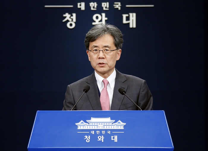 4月9日，韩国青瓦台国家安保室第二次长金铉宗在春秋馆，就韩国总统文在寅访美举行记者会。图片来源：韩联社